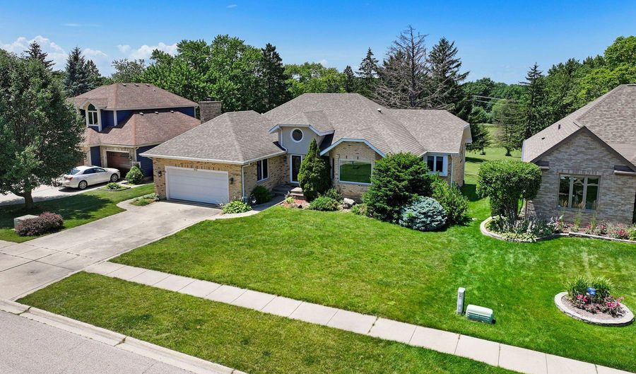 612 Edelweiss Dr, Antioch, IL 60002 - 3 Beds, 2 Bath