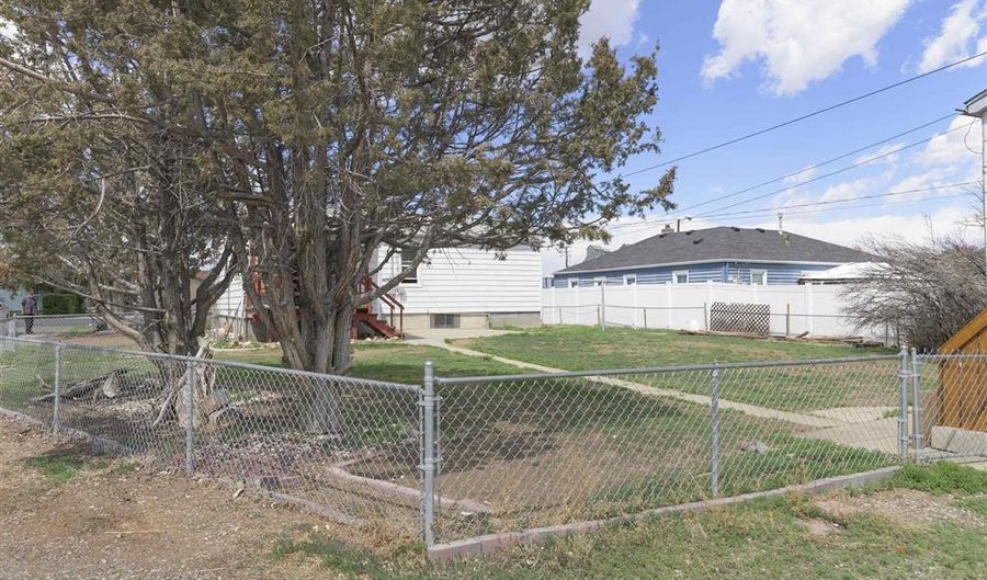 413 S Clark St, Powell, WY 82435 - 3 Beds, 1 Bath