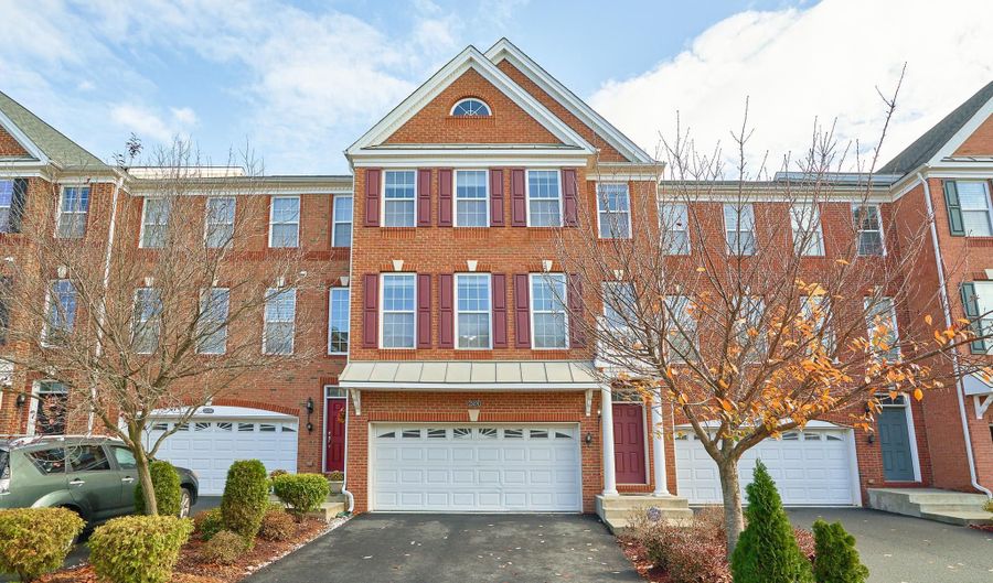 23270 HANWORTH St, Ashburn, VA 20148 - 3 Beds, 4 Bath