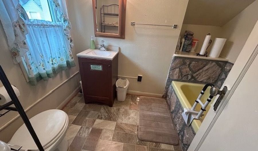 229 S PACIFIC St, Rockaway Beach, OR 97136 - 5 Beds, 3 Bath