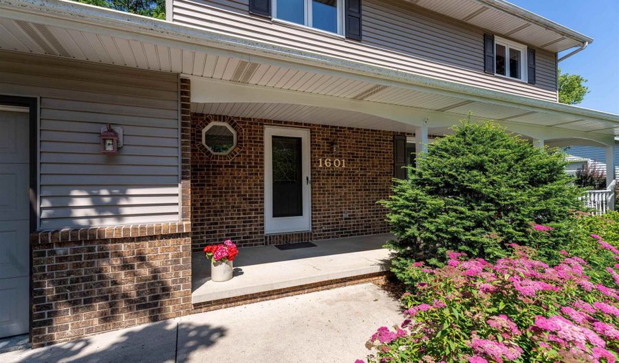 1601 S IRMA St, Appleton, WI 54915 - 3 Beds, 3 Bath