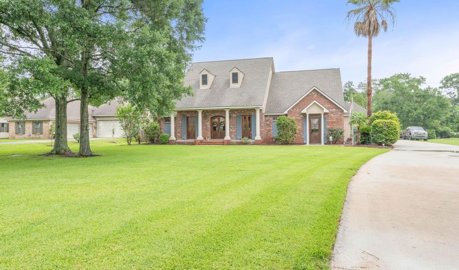 2073-2075 Main Hwy, Arnaudville, LA 70512 - 4 Beds, 4 Bath