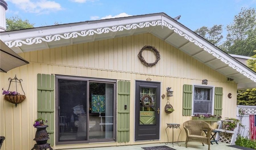 108 Steamboat St, Jamestown, RI 02835 - 2 Beds, 1 Bath