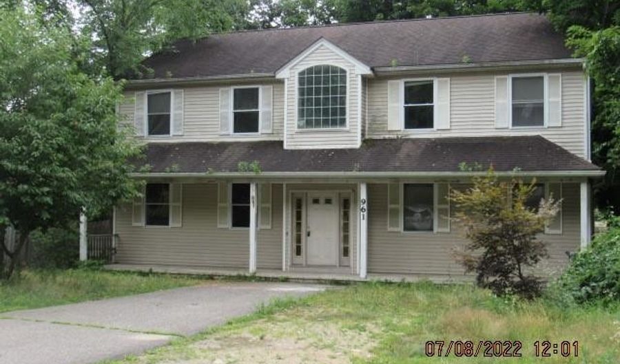 961 New Haven Rd, Naugatuck, CT 06770 - 3 Beds, 2 Bath