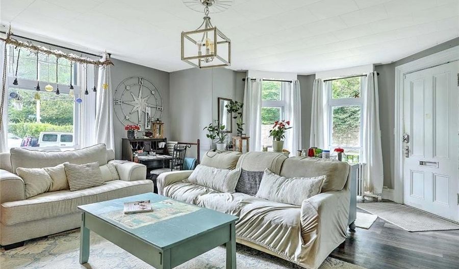 571 Spring St, Newport, RI 02840 - 8 Beds, 3 Bath