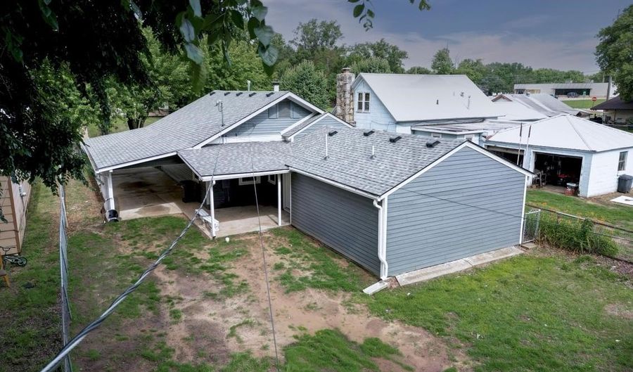1320 N 9th St, Arkansas City, KS 67005 - 3 Beds, 2 Bath