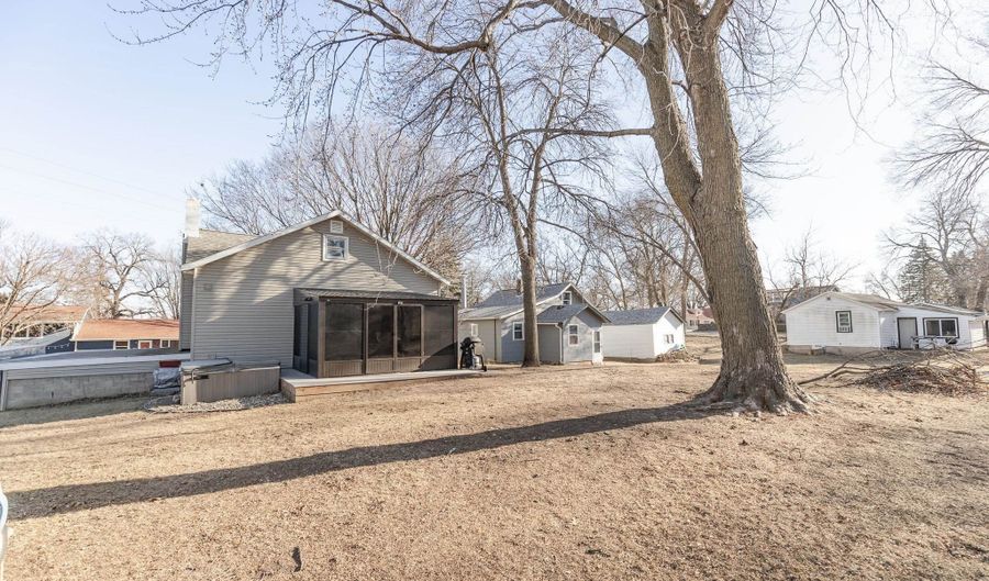 139 Iowa St, Arnolds Park, IA 51331 - 3 Beds, 1 Bath