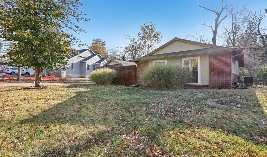 117 Old Oaks Dr, Ballwin, MO 63011 - 3 Beds, 2 Bath