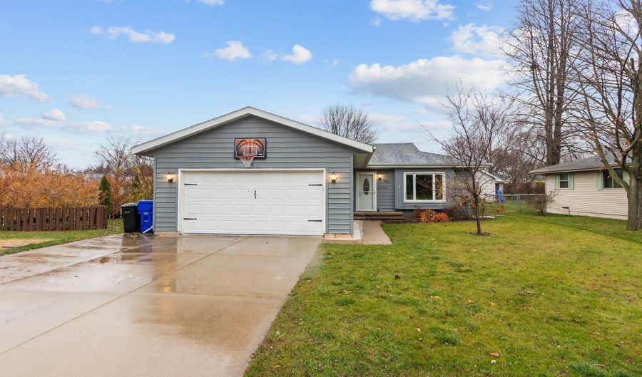 1800 SCHAEFER Cir, Appleton, WI 54915 - 3 Beds, 1 Bath