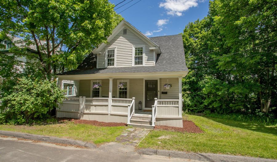 27 Princeton St, Bangor, ME 04401 - 3 Beds, 1 Bath