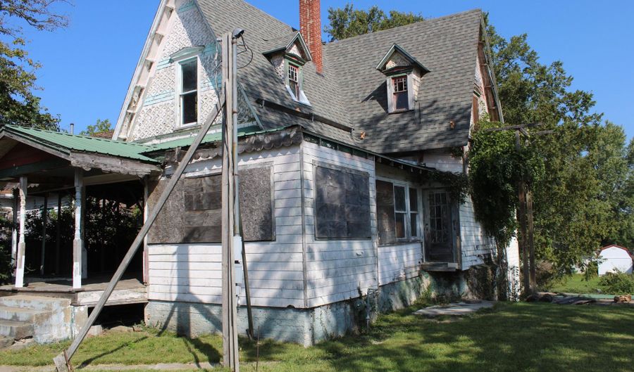 409 E College St, Aurora, MO 65605 - 4 Beds, 4 Bath