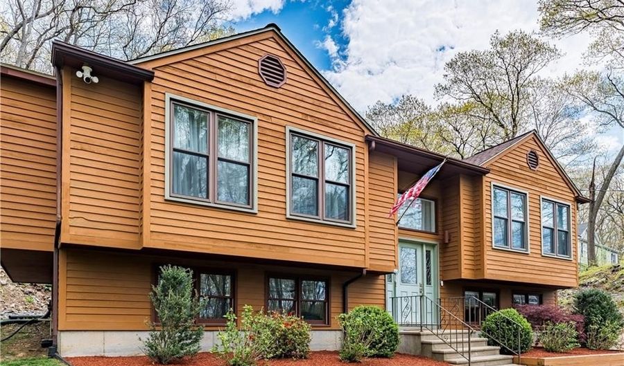 77 Lippitt Ave, Cumberland, RI 02864 - 3 Beds, 2 Bath