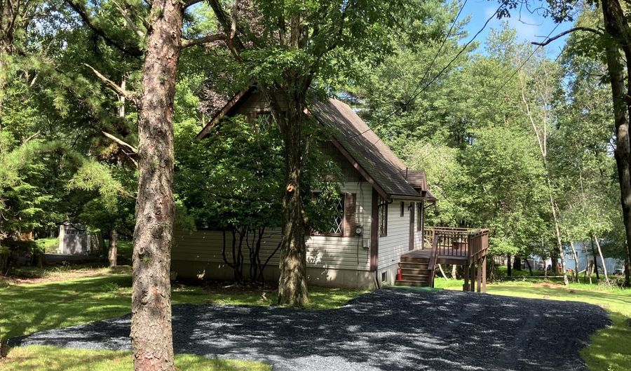 121 Azalea Dr, Albrightsville, PA 18210 - 3 Beds, 1 Bath