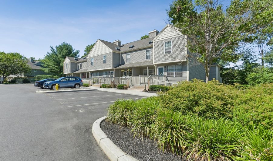 53 Manorwood Dr 53, Branford, CT 06405 - 2 Beds, 2 Bath