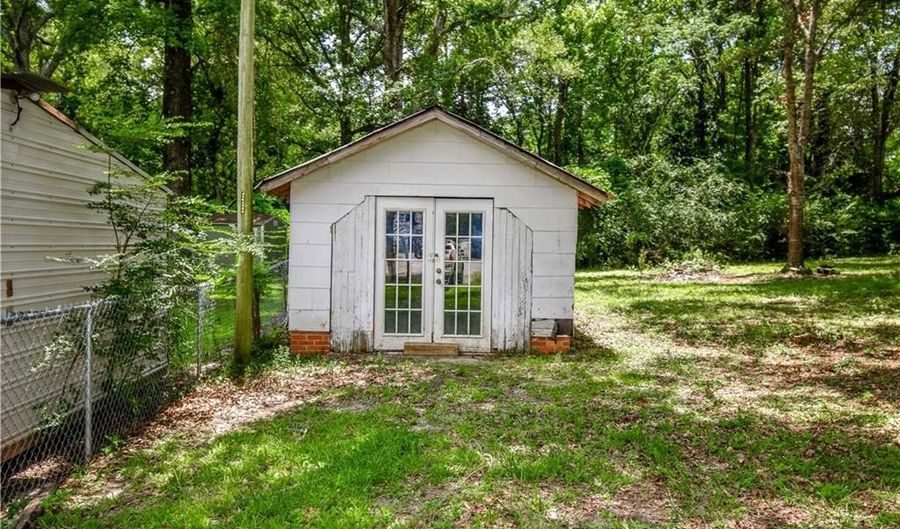 1706 SIMPSON St, Alexander City, AL 35010 - 3 Beds, 2 Bath