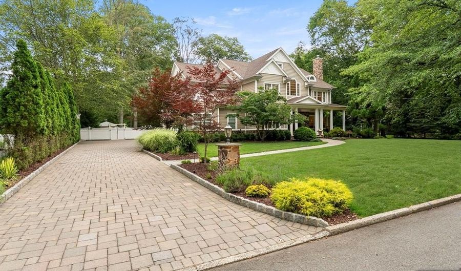 7 Newton Pl, Allendale, NJ 07401 - 5 Beds, 6 Bath
