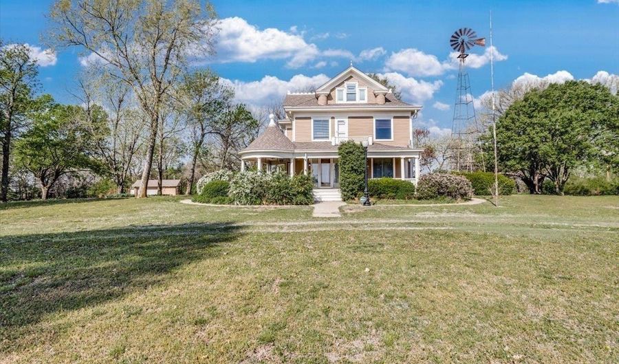 24281 31st Rd, Arkansas City, KS 67005 - 4 Beds, 3 Bath