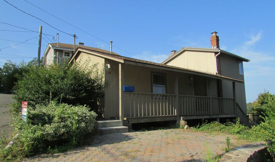 102 Riverview Ave, Branford, CT 06405 - 2 Beds, 2 Bath