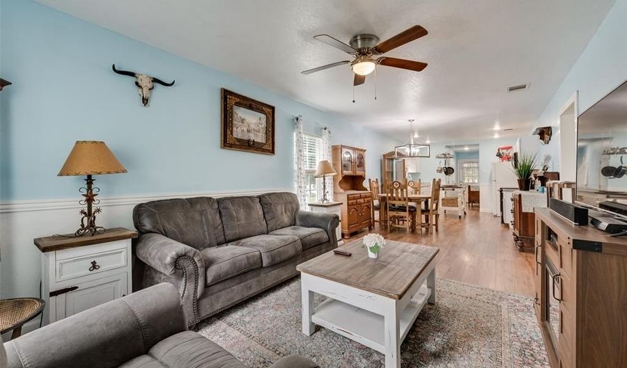 308 E Davis Ave, Alvarado, TX 76009 - 3 Beds, 1 Bath