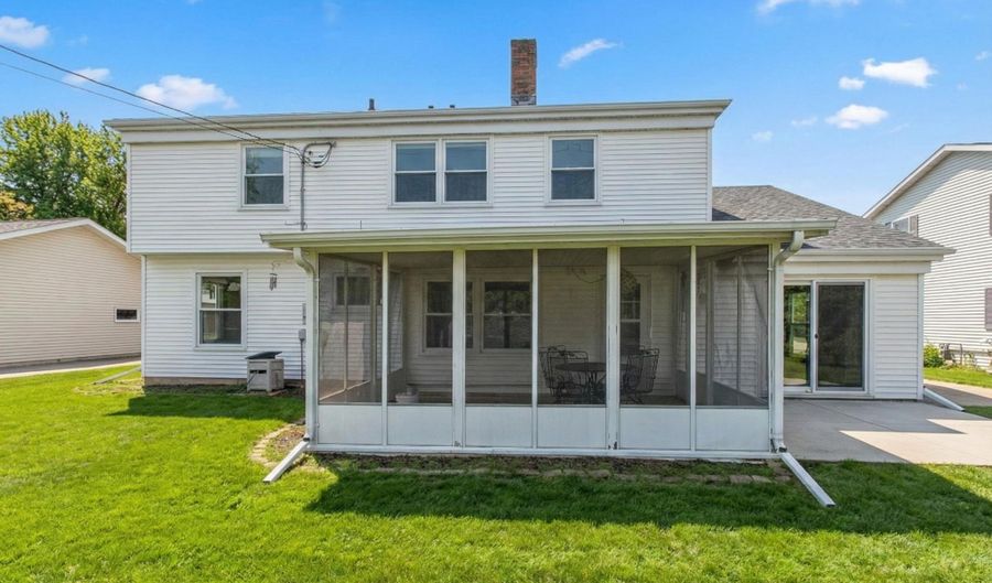 1316 MONTCLAIRE Ct, Appleton, WI 54915 - 5 Beds, 3 Bath