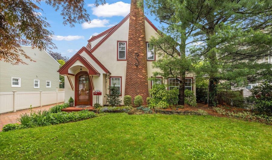 42 Robbins Ave, Amityville, NY 11701 - 3 Beds, 2 Bath