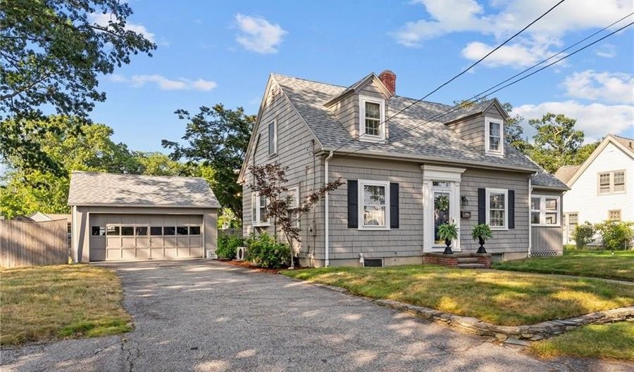 21 Earlham Way, Warwick, RI 02886 - 3 Beds, 2 Bath