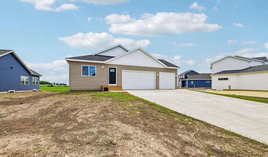 997 Bell Cir, Arlington, WI 53911 - 3 Beds, 2 Bath