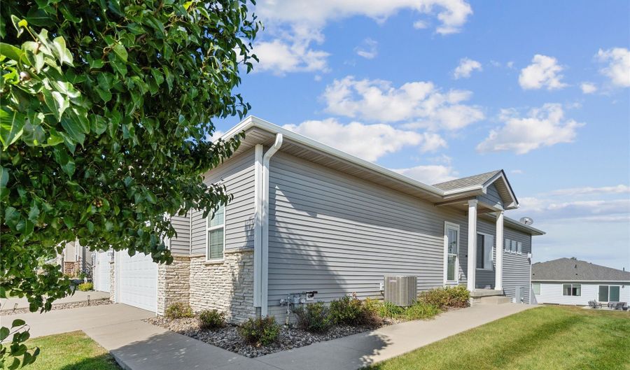 1477 Indigo Dr SE, Altoona, IA 50009 - 3 Beds, 3 Bath