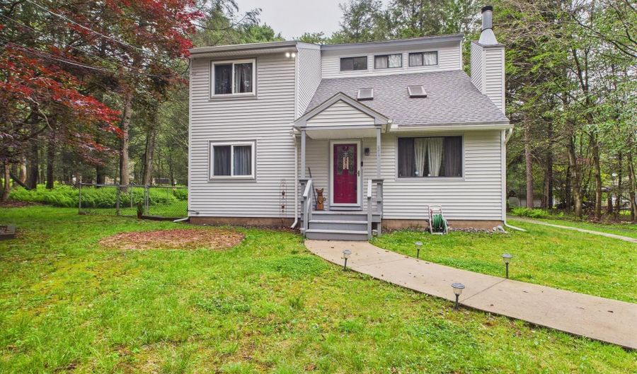 51 Blue Spruce Rd, Albrightsville, PA 18210 - 3 Beds, 3 Bath