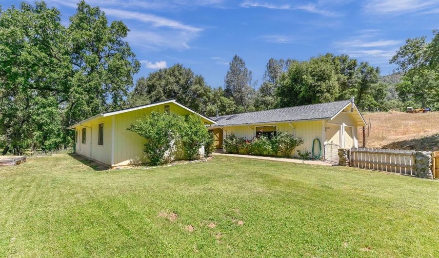 1950 Appaloosa Way, Angels Camp, CA 95222 - 4 Beds, 2 Bath