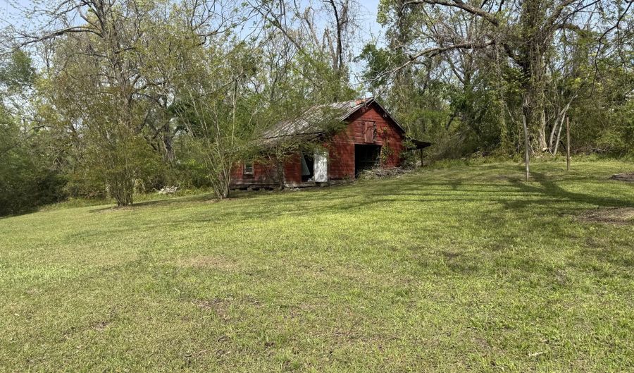 407 W Main St, Blue Mountain, MS 38610 - 5 Beds, 3 Bath