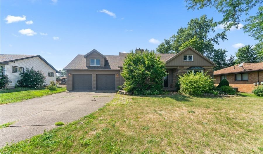 210 S Beverly Ave, Austintown, OH 44515 - 3 Beds, 3 Bath