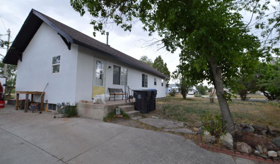 817 819 W 9TH St, Cheyenne, WY 82007 - 3 Beds, 2 Bath