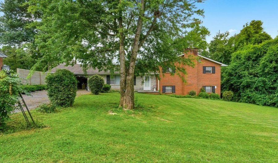 1061 S Linden Dr, Alcoa, TN 37701 - 3 Beds, 2 Bath