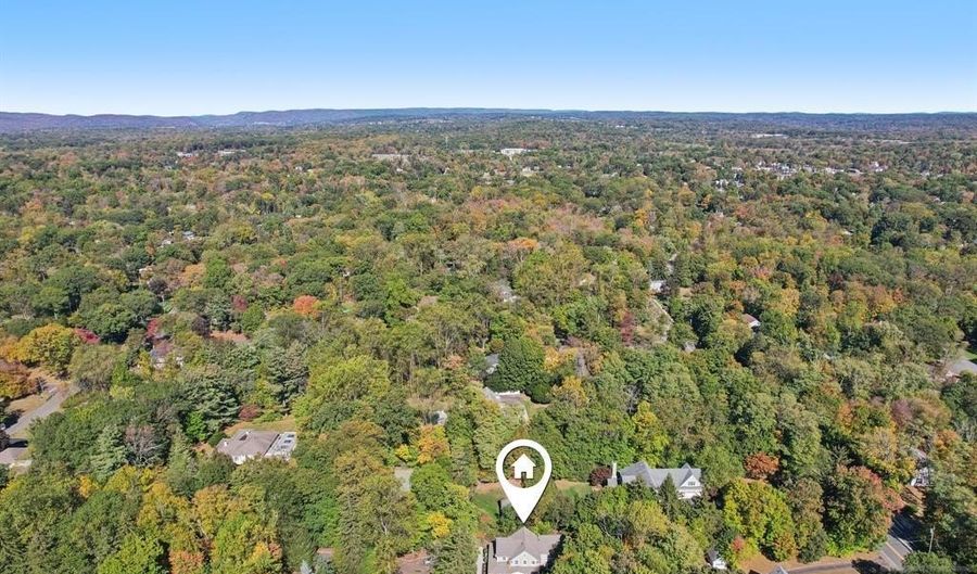 24 Scott Ct, Allendale, NJ 07401 - 5 Beds, 3 Bath