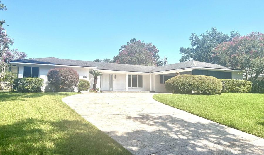 1945 Columbine St, Baton Rouge, LA 70808 - 3 Beds, 2 Bath