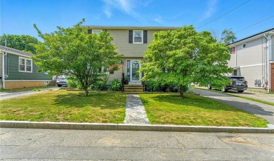 82 Martin St, East Providence, RI 02914 - 4 Beds, 3 Bath