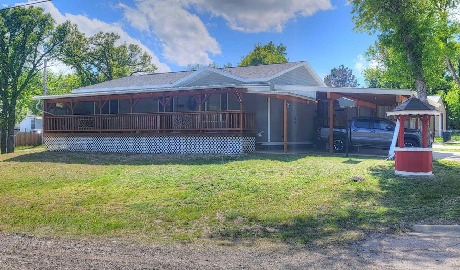 102 10th Ave, Belle Fourche, SD 57717 - 4 Beds, 1 Bath