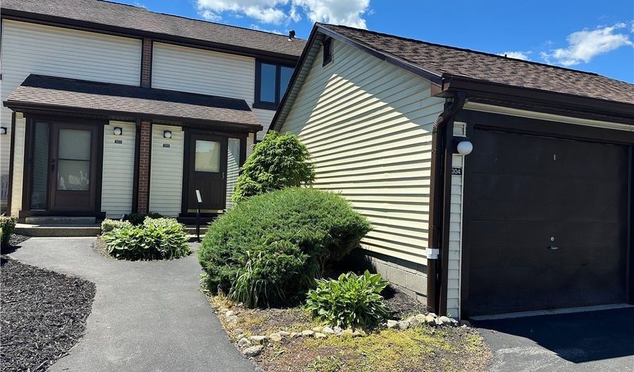 304 Charlesgate Cir, Amherst, NY 14051 - 2 Beds, 2 Bath