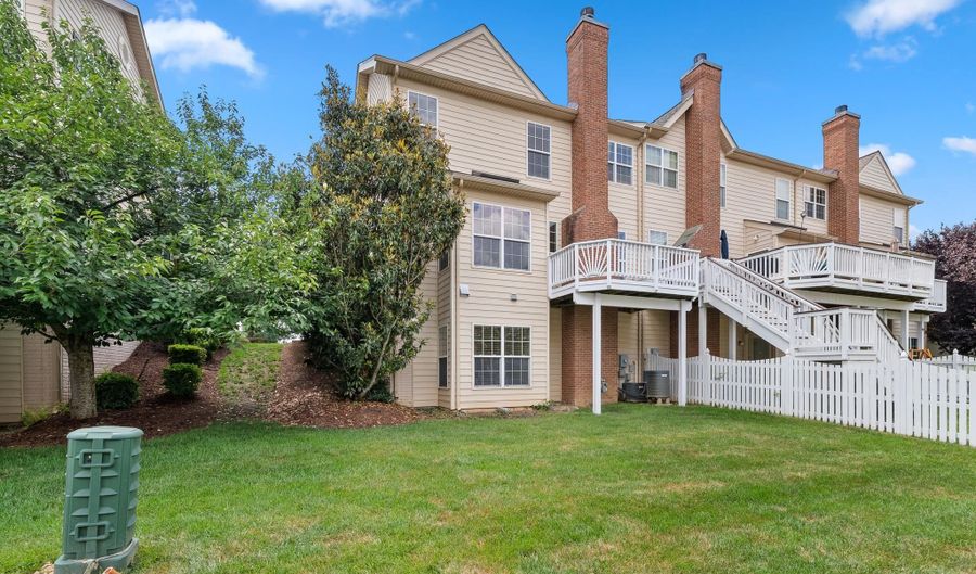 19608 EDGEMONT Sq, Ashburn, VA 20147 - 3 Beds, 3 Bath
