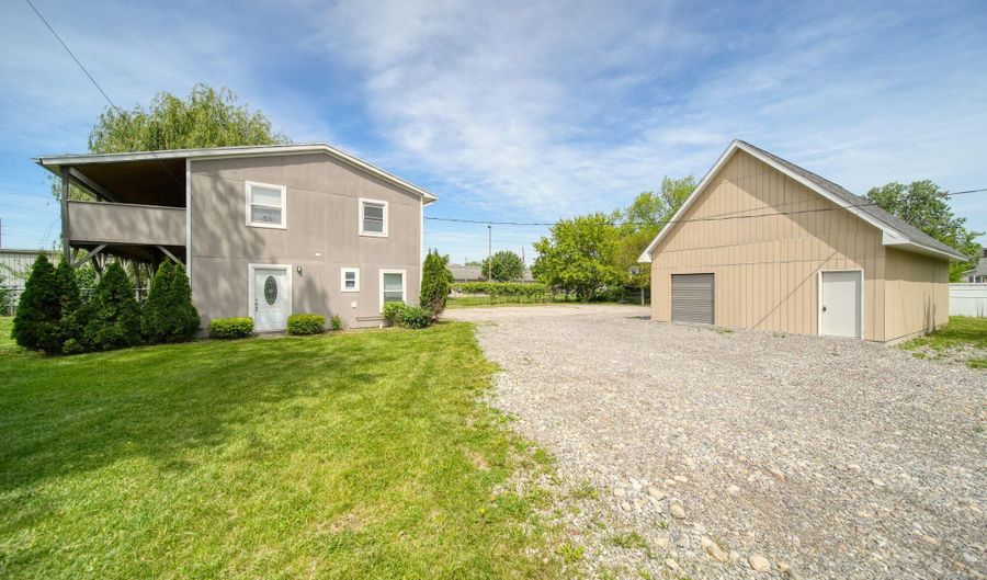 916 Oak St, Adrian, MI 49221 - 3 Beds, 2 Bath