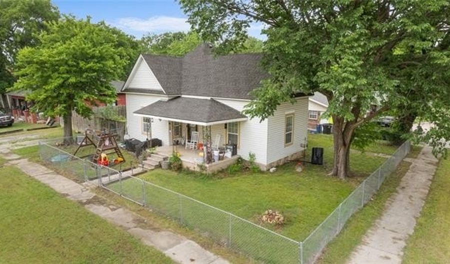 600 W 15th St, Ada, OK 74820 - 2 Beds, 1 Bath