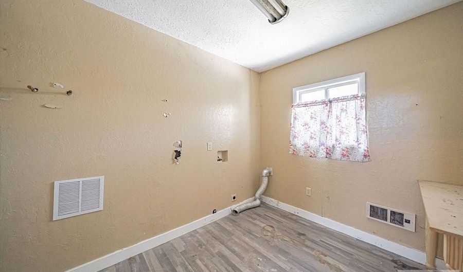 221 S Pine St, Blackfoot, ID 83211 - 6 Beds, 3 Bath