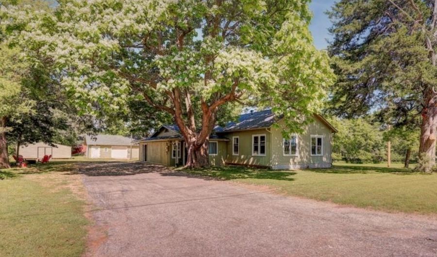 205 S Centennial Rd, Arkansas City, KS 67005 - 3 Beds, 3 Bath