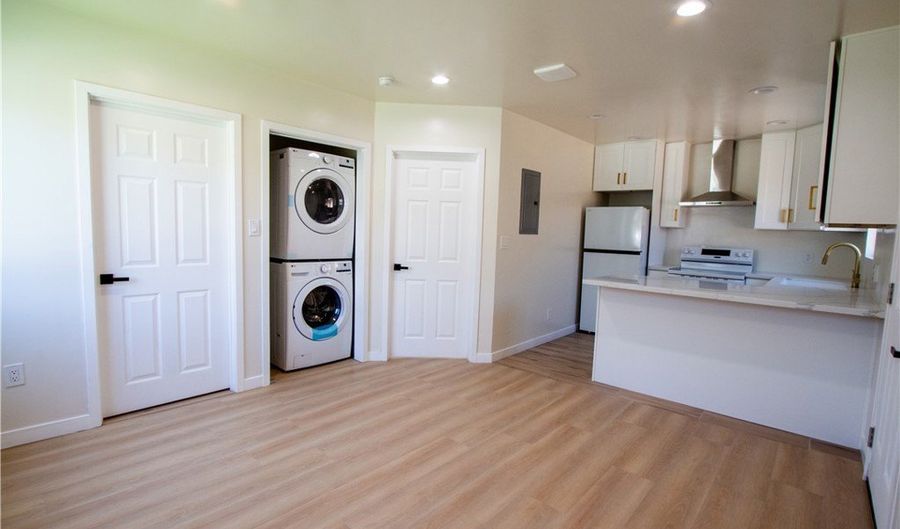 2508 W Picadilly Way B, Anaheim, CA 92801 - 1 Beds, 1 Bath