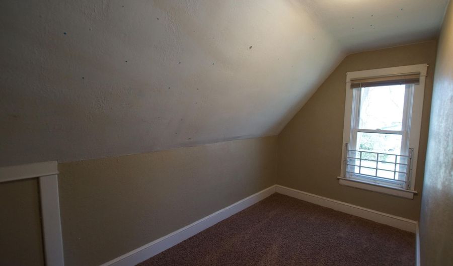 902 S 3rd St, Aberdeen, SD 57401 - 3 Beds, 1 Bath
