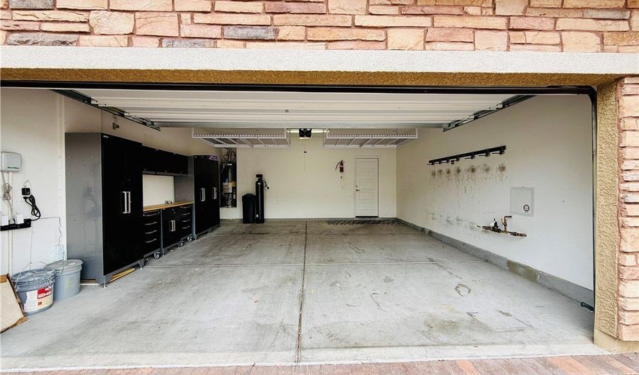 253 Kindly Way, Henderson, NV 89011 - 5 Beds, 4 Bath