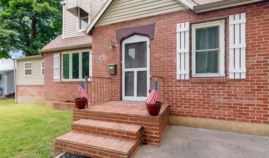 421 W College St, Aurora, MO 65605 - 4 Beds, 2 Bath