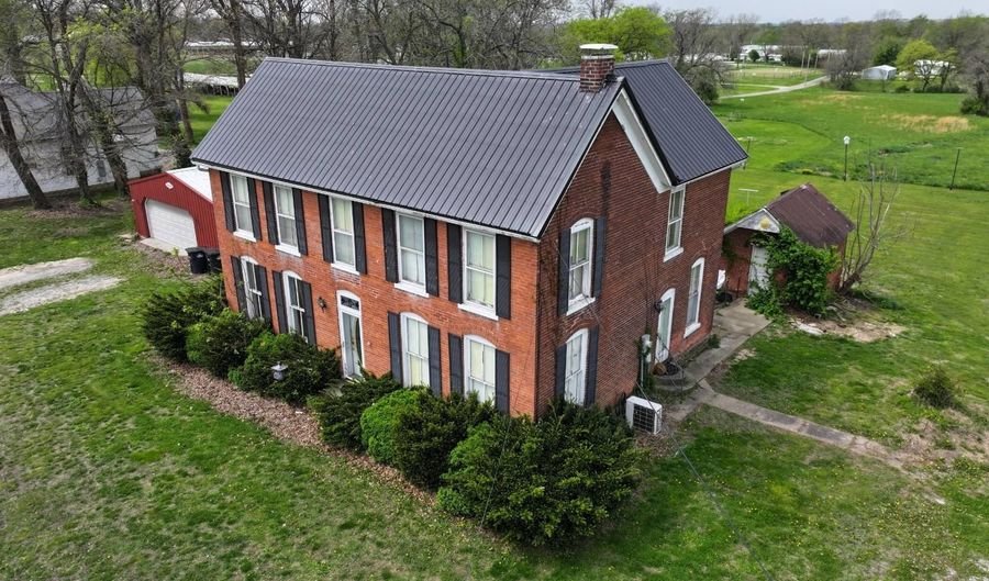 399 N Fifth St, Albion, IL 62806 - 3 Beds, 1 Bath