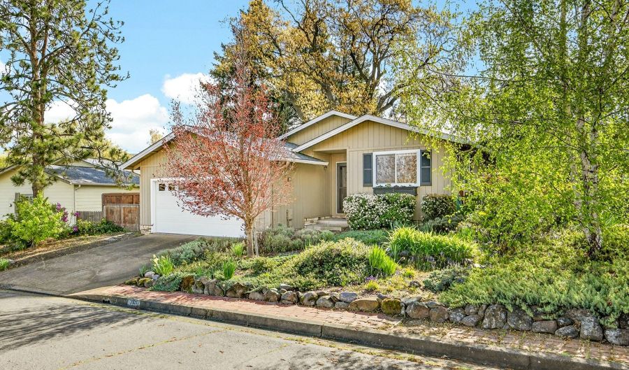 760 Oak Knoll Dr, Ashland, OR 97520 - 3 Beds, 2 Bath